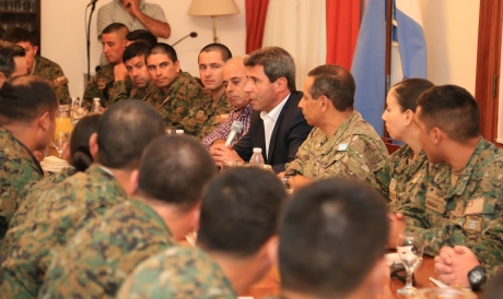 Gendarmes del ejército chileno que harán el Cruce de Los Andes visitaron al gobernador
