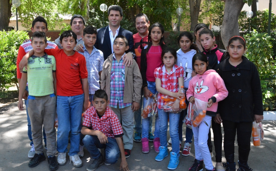 El gobernador disfrutó de un encuentro con alumnos de escuelas de Valle Fértil.