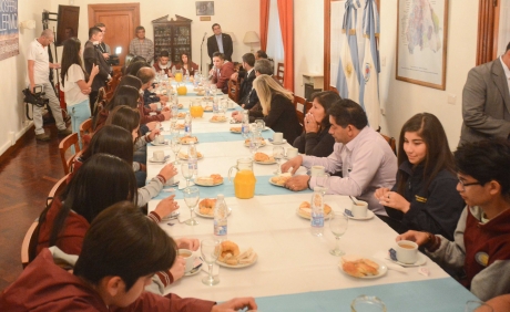 Estudiantes chilenos desayunaron con el gobernador