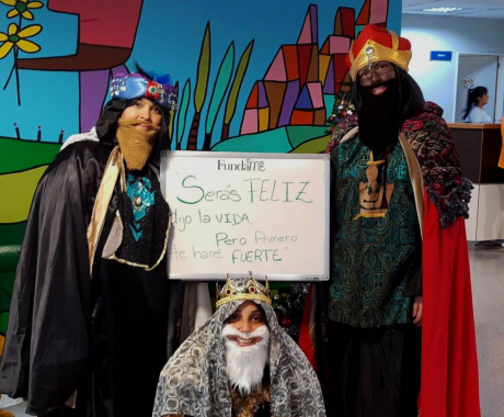 Los Reyes Magos visitaron Laboratorio Central del Hospital Rawson